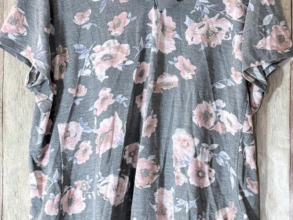 LC Lauren Conrad Gray Floral Print Short Sleeve Top with Lace Hem and Back Tie - Picture 3 of 11